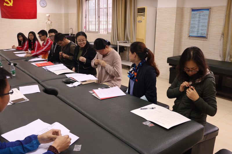 体育保健与康复系全体党员主动佩戴党徽