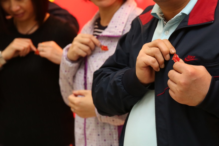 组织人事处联合党支部、宣传处党支部共同开展“戴党徽”专题组织活动。宣传处党支部书记喻建良进行“不忘历史,永记身份”党课授课