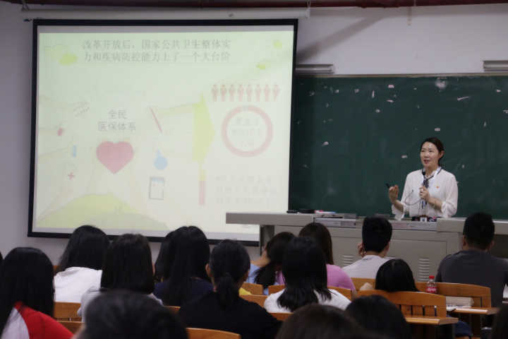 徐勇灵授课《形势与政策》