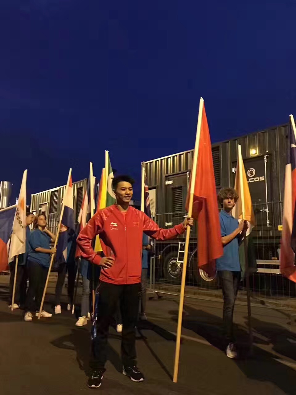 我院培养输送的运动员陈艾森任中国旗手
