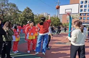 学生在闯第二关——定点投篮