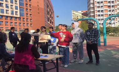 学生在闯第三关——红歌比赛